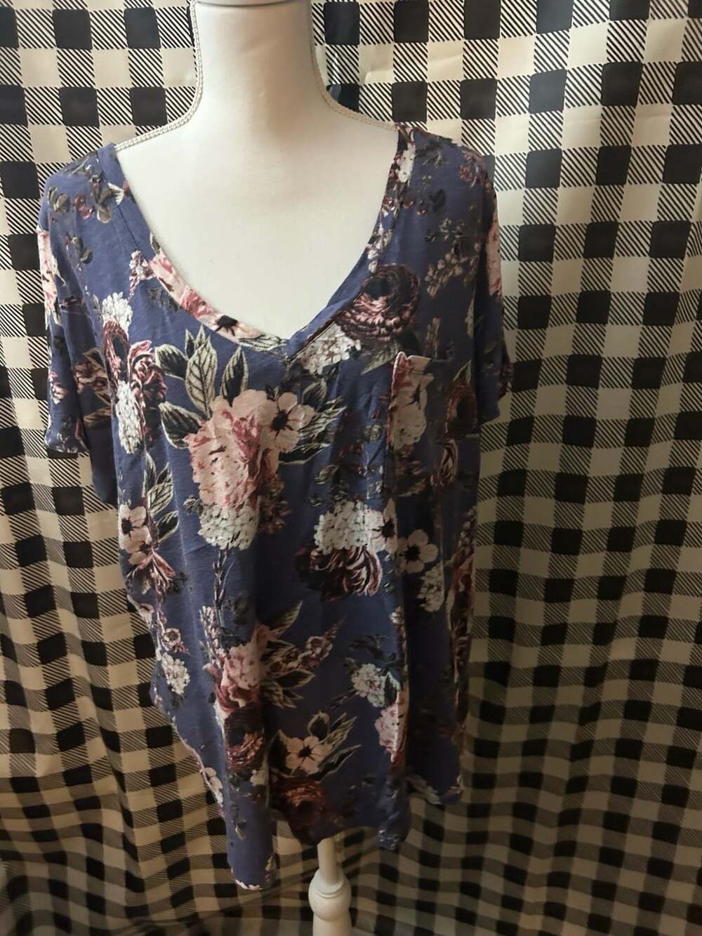 Torrid Blue Floral Short Sleeve V-Neck Pocket T-Shirt Size 4